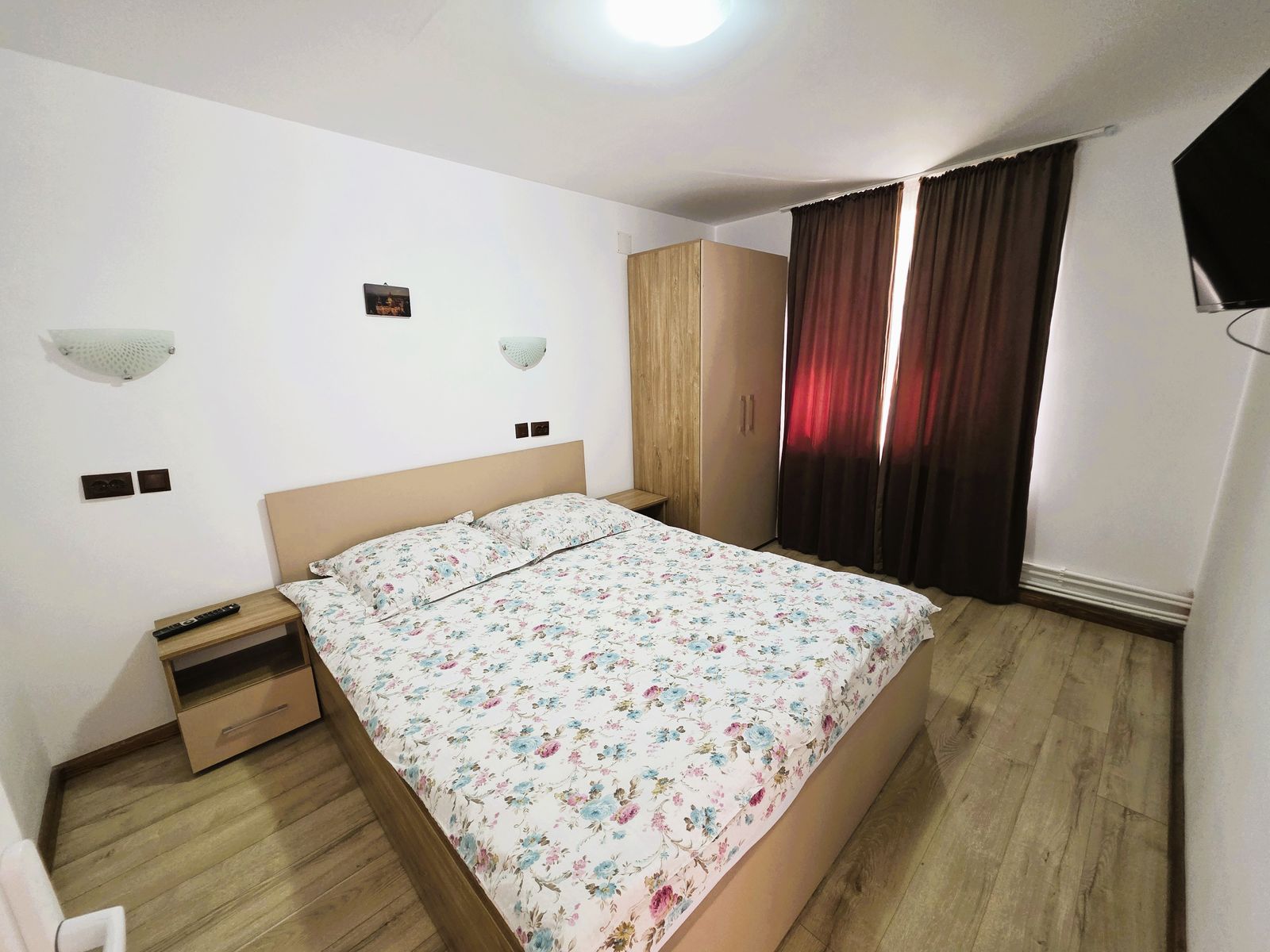 Apartament cu dormitor propriu, bucătărie și baie proprii la Casa Veverița