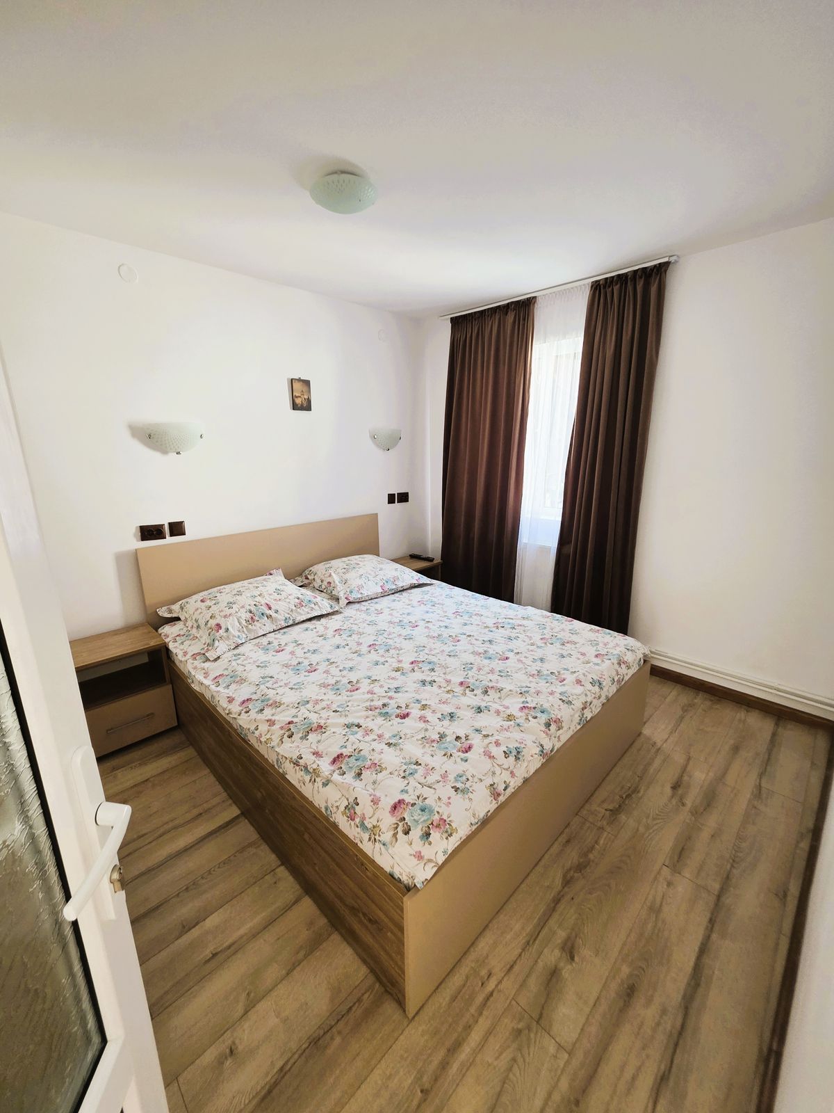 Apartament — dormitor, altă perspectivă, cu draperii închise la culoare