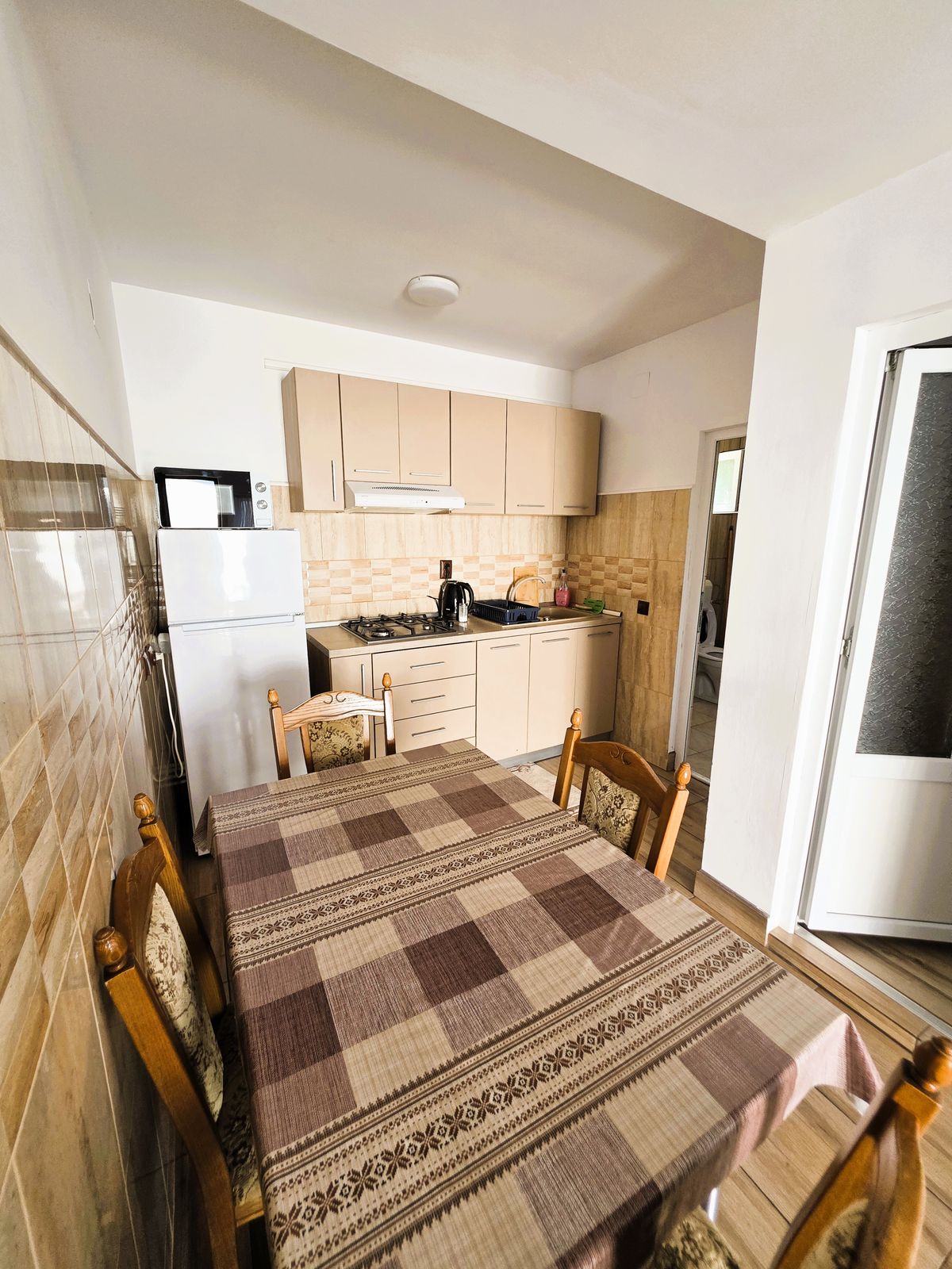 Apartament — bucătărie proprie cu zonă de luat masa