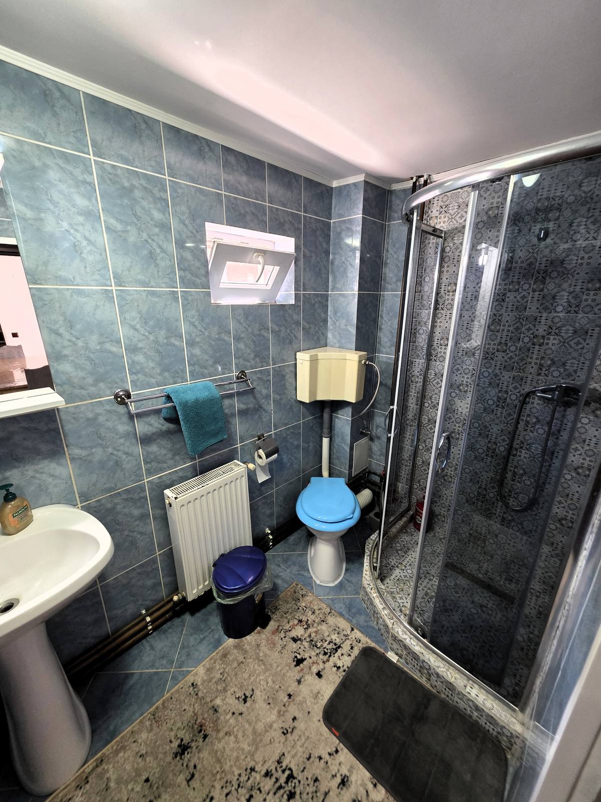 Baie comună cu cabină de duș și faianță albastră