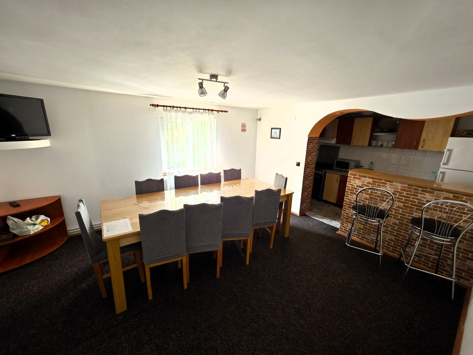 Sala de mese comună, cu bucătărie open-space la Casa Veverița