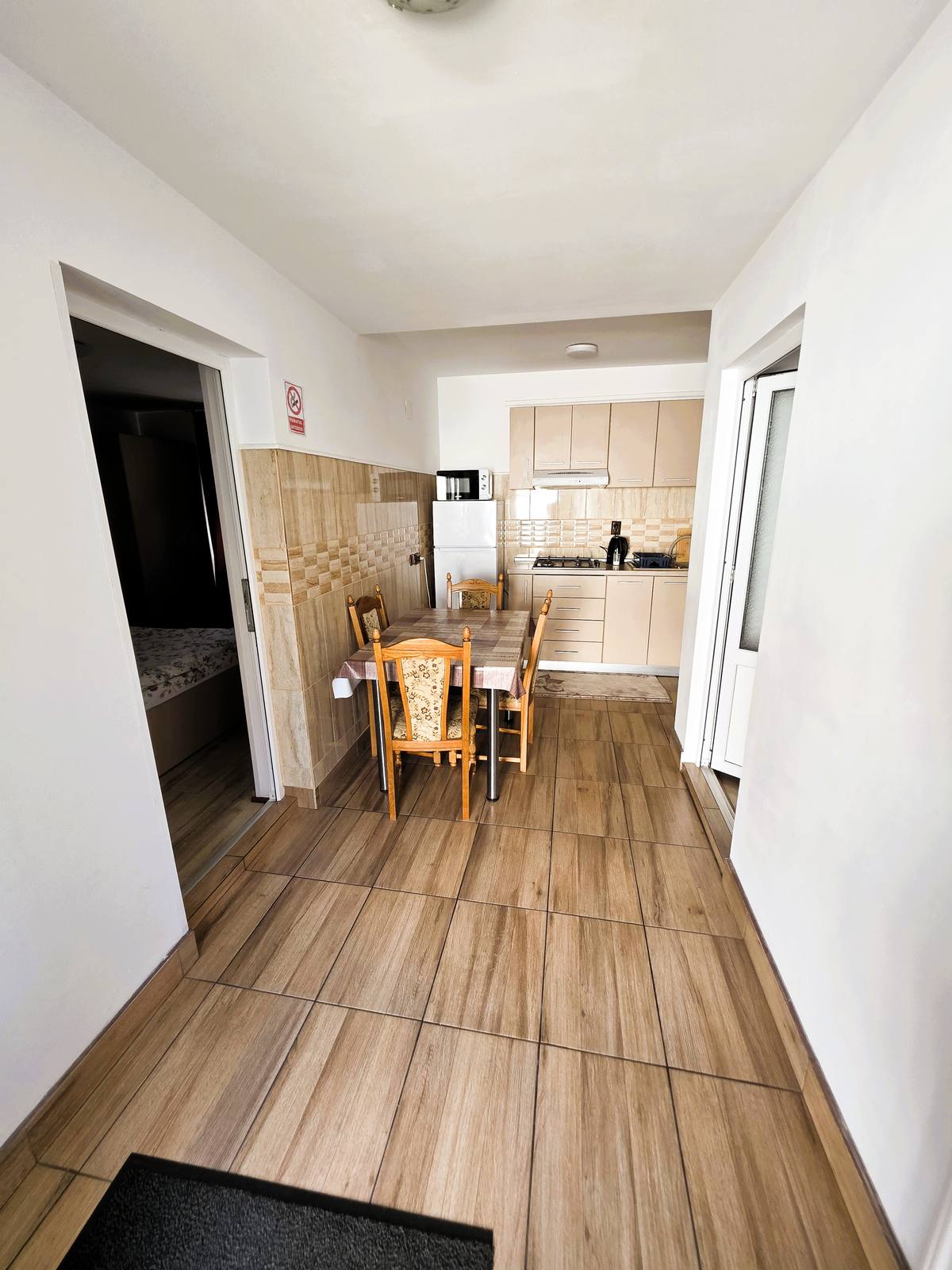 Apartament — hol de acces cu pardoseală din gresie