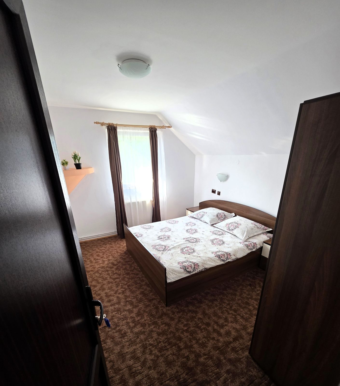 Camera 3 — mansardată, cu pat dublu și pereți în pantă la Casa Veverița
