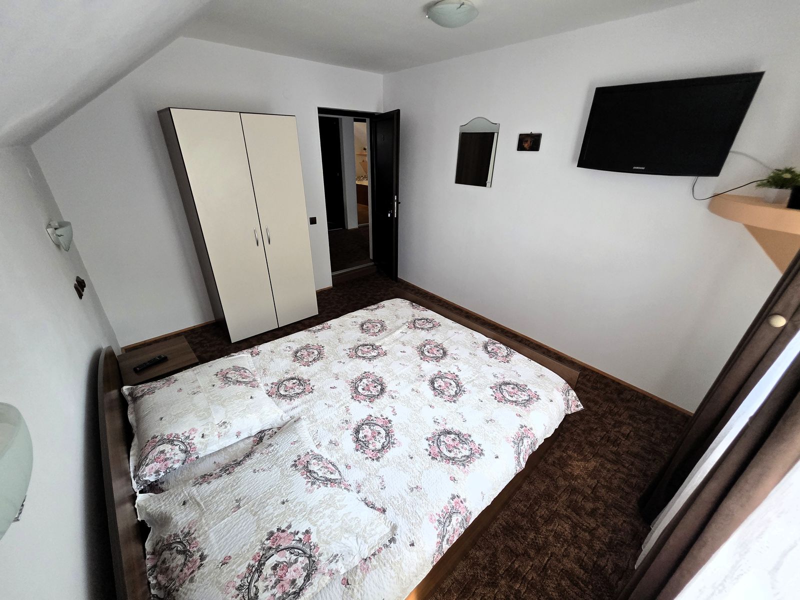 Camera 3 — altă perspectivă, cu dulap și televizor