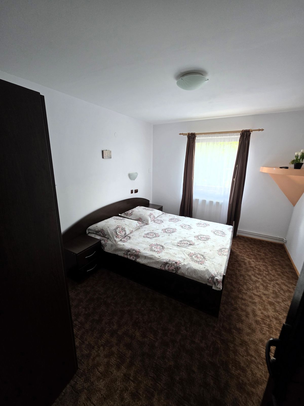 Camera 4 — pat dublu și mobilier din lemn închis la culoare la Casa Veverița