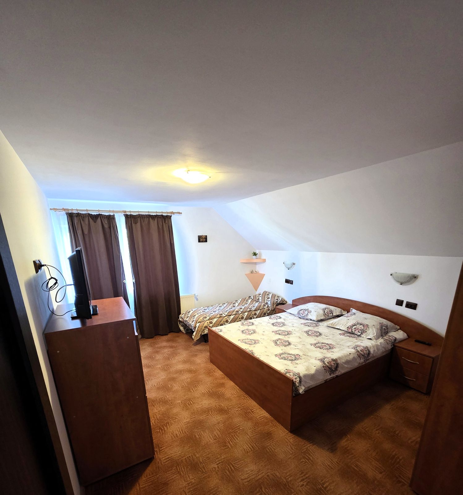 Camera 5 — mansardată, cu pat dublu și pat suplimentar la Casa Veverița