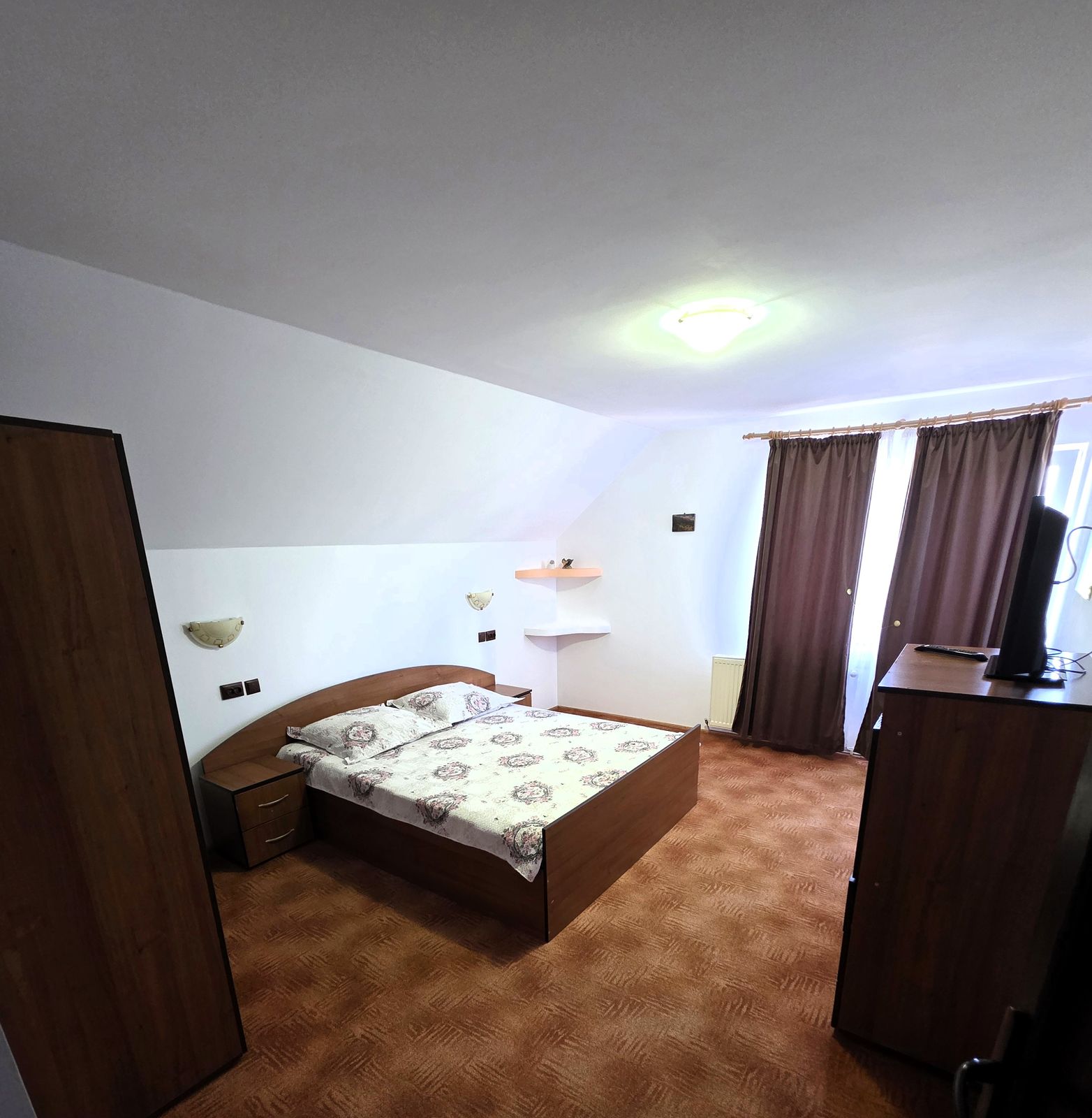 Camera 6 — pat dublu, dulap și televizor la Casa Veverița